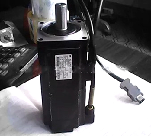 Y AXIS XM00220 SERVO MOTOR SGMAS-04A2A-FJ11